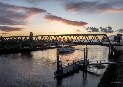 Sonnenuntergang über der Weser in der Überseestadt in Bremen