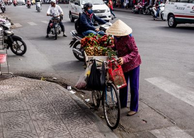 Frau mit Einkäufen in Ho-Chi-Minh-City im Vietnam