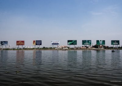 Werbeschilder am Fluss in Ho-Chi-Minh-City im Vietnam